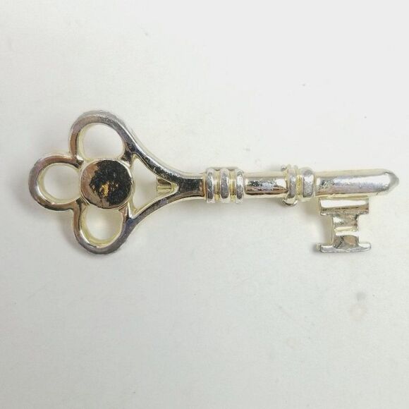 Vintage Silver Tone Skeleton Key Shape Brooch, Antique Style Lapel Pin, Estate - Picture 2 of 5